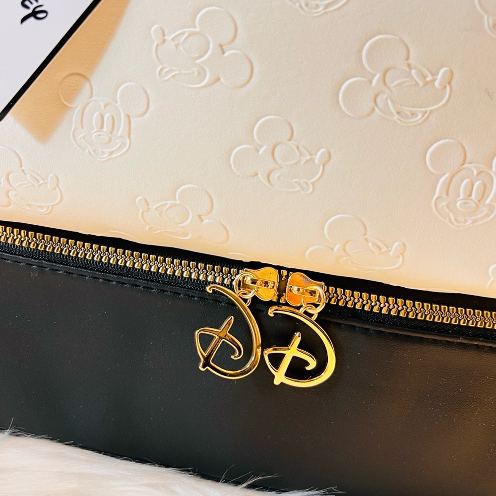 Mickey Mouse Weekender Bag - Picture 4 of 7